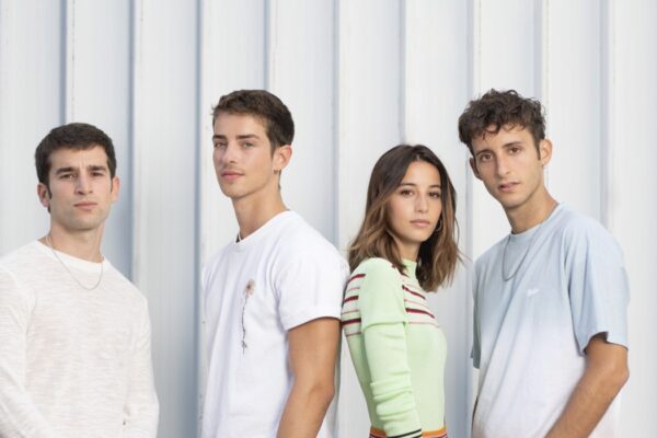 Da sinistra: Carlos Alcaide (Ignacio), Manu Ríos (Marcos) Amaia Aberasturi (Sandra) e Daniel Ibáñez (Raul) in una scena de “L'età dell'Ira”. Credits: Atresmedia/Raiplay.
