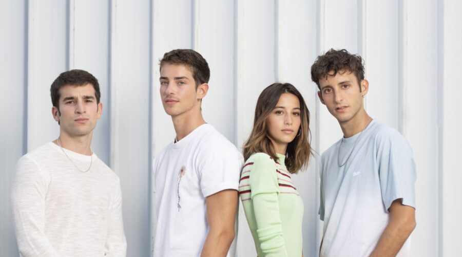 Da sinistra: Carlos Alcaide (Ignacio), Manu Ríos (Marcos) Amaia Aberasturi (Sandra) e Daniel Ibáñez (Raul) in una scena de “L'età dell'Ira”. Credits: Atresmedia/Raiplay.