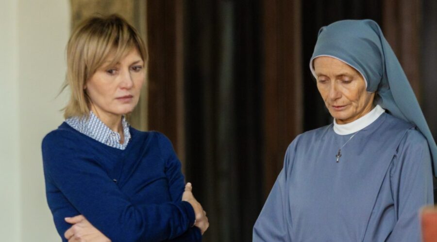 Da sinistra: Chiara Conti (Lara) e Stefania Micheli (suor Maura) in una scena di “Un Posto Al Sole” Credits: Rai.