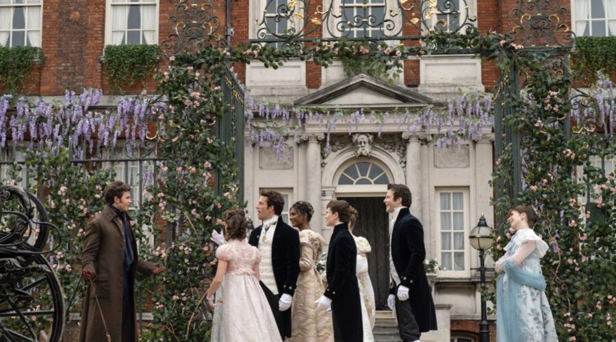 Da sinistra: Luke Newton (Colin Bridgerton), Jonathan Bailey (Anthony Bridgerton), Simone Ashley (Kate Sharma), Will Tilston (Gregory Bridgerton), Luke Thompson (Benedict Bridgerton), Claudia Jessie (Eloise Bridgerton) in una scena di “Bridgerton”. Creditz: Liam Daniel/Netflix © 2024.