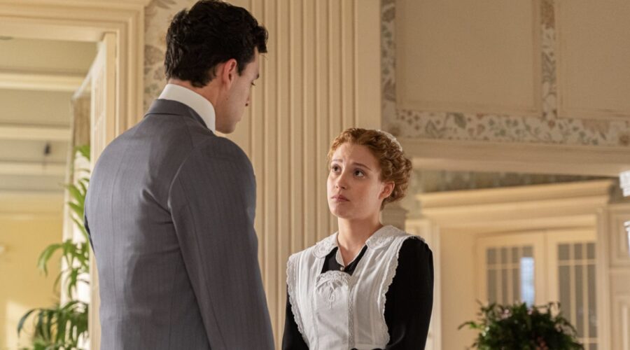 Da sinistra: Xavi Lock (Curro De La Mata) e Ana Garces (Jana Exposito) in una scena de 