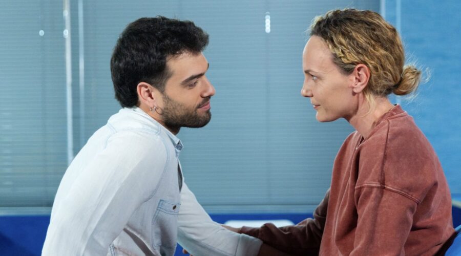 Da sinistra: Vladimir Randazzo (Nunzio) e Sara Zanier (Diana) in una scena di “Posto Al Sole”. Credits: Rai.