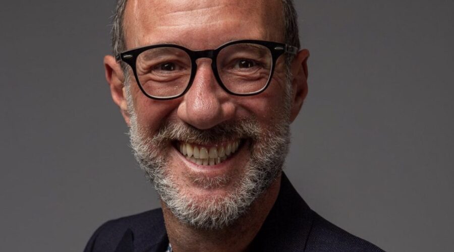 Davide Paniate in un posato per “Zelig Lab”. Credits: Mediaset.