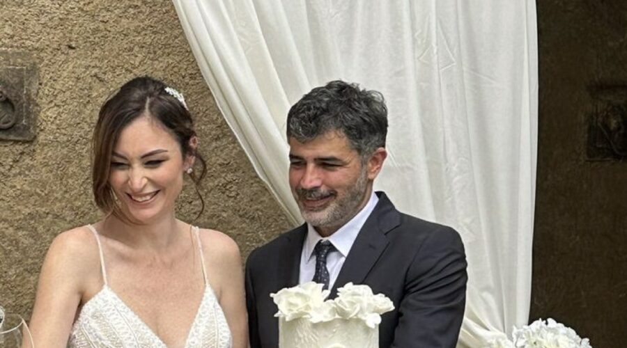 Carmine Recano e Donatella Tipaldi al taglio della loro torta nuziale in uno scatto pubblicato da Federica Esposito sul suo profilo Instagram il 25 maggio 2024. Credits: @federica_es/Instagram. https://www.instagram.com/federica_es/?img_index=6