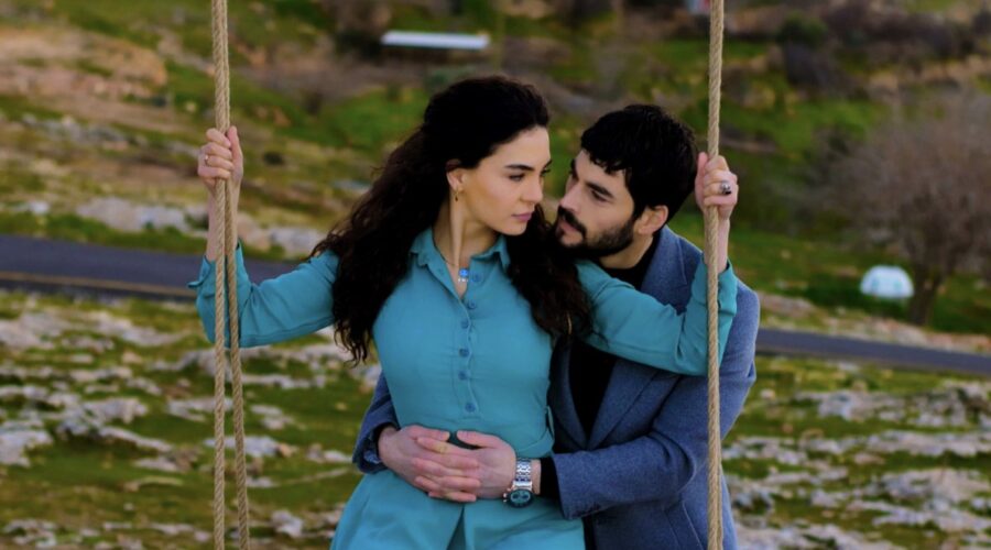 Da sinistra: Ebru Şahin (Reyyan Aslanbey) e Akın Akınözü (Miran Aslanbey) in una scena di “Hercai”. Credits: Real Time.