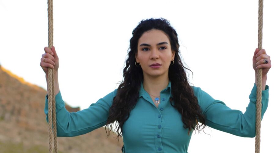 Ebru Şahin (Reyyan Aslanbey/Şadoğlu) in una scena di “Hercai”. Credits: Real Time.