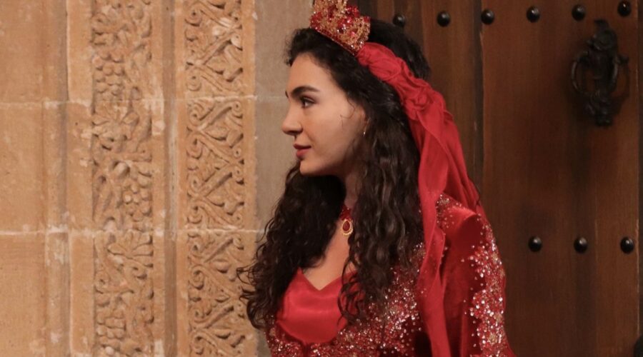 Ebru Şahin (Reyyan Aslanbey/Şadoğlu) in una scena di “Hercai”. Credits: Real Time/Discovery+.