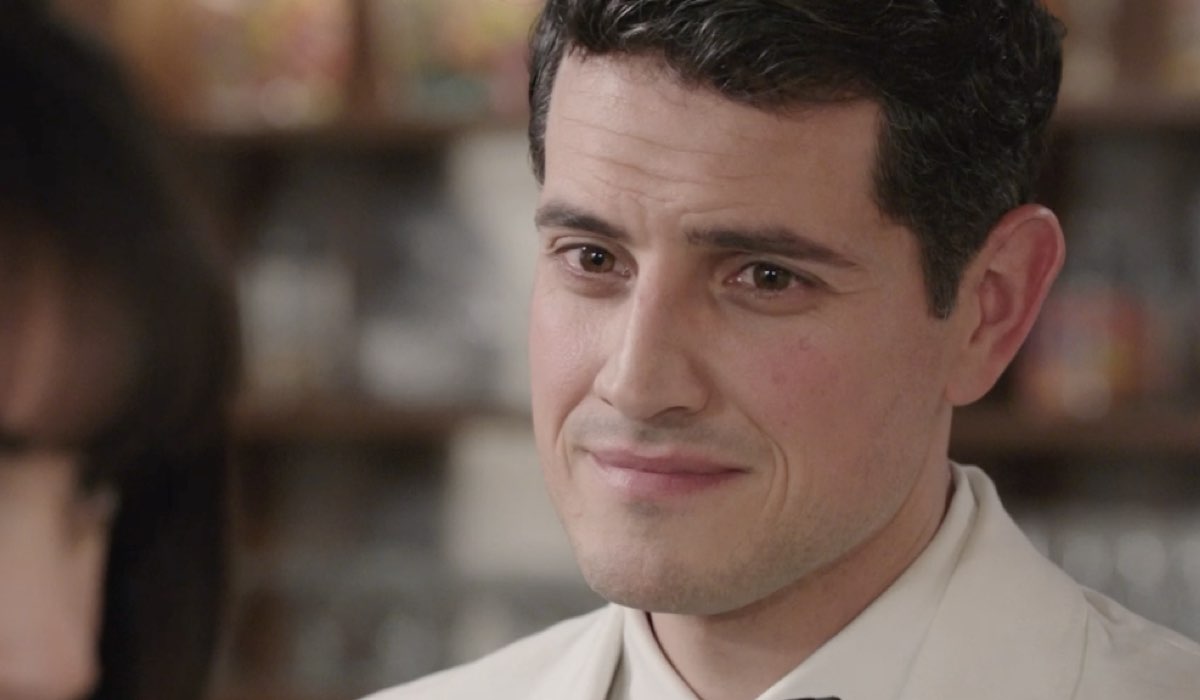 Da sinistra: Clara Danese (Elvira Gallo) e Emanuel Caserio (Salvatore Amato) in una scena della puntata 160 de “Il Paradiso Delle Signore 8”. Credits: Rai.