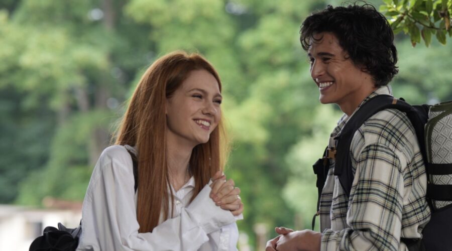 Da sinistra: Emily Carey (Harriet) e Liam Woodrum (Nick) in una scena di di “Geek Girl”. Credits: Courtesy Of Netflix © 2024.