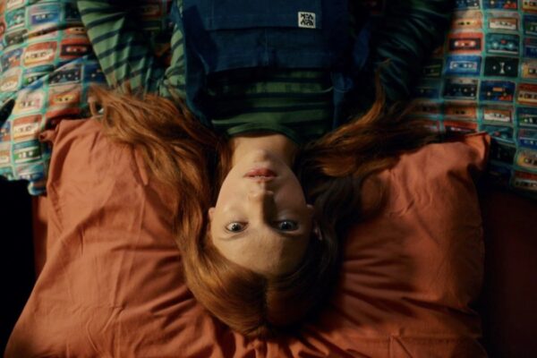 Emily Carey in una scena di “Geek Girl”. Credits: Netflix.