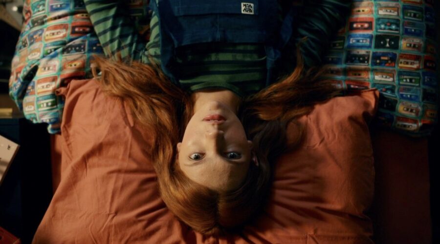 Emily Carey in una scena di “Geek Girl”. Credits: Netflix.