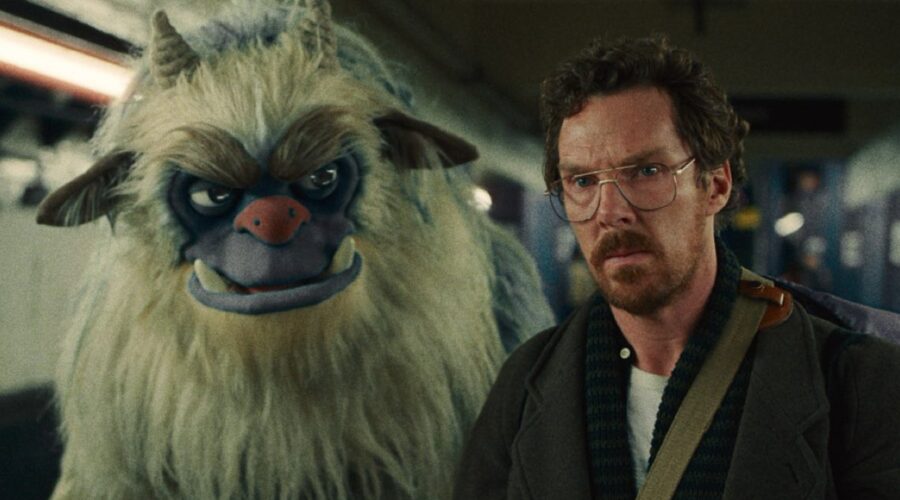 Benedict Cumberbatch in una scena di “Eric”. Credits: Netflix.