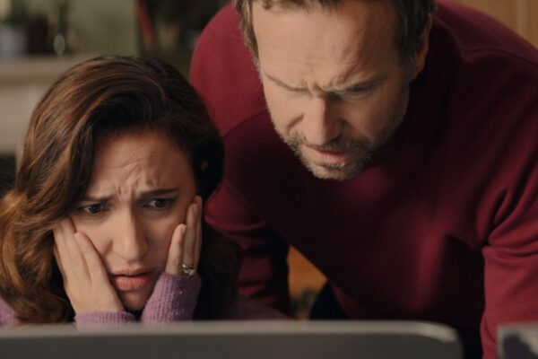 Da destra: Rafe Spall (Jason) ed Ester Smith (Nikki) in una scena di “Trying 4”. Credits: Apple TV+.
