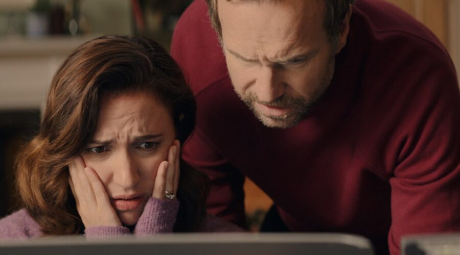 Da destra: Rafe Spall (Jason) ed Ester Smith (Nikki) in una scena di “Trying 4”. Credits: Apple TV+.