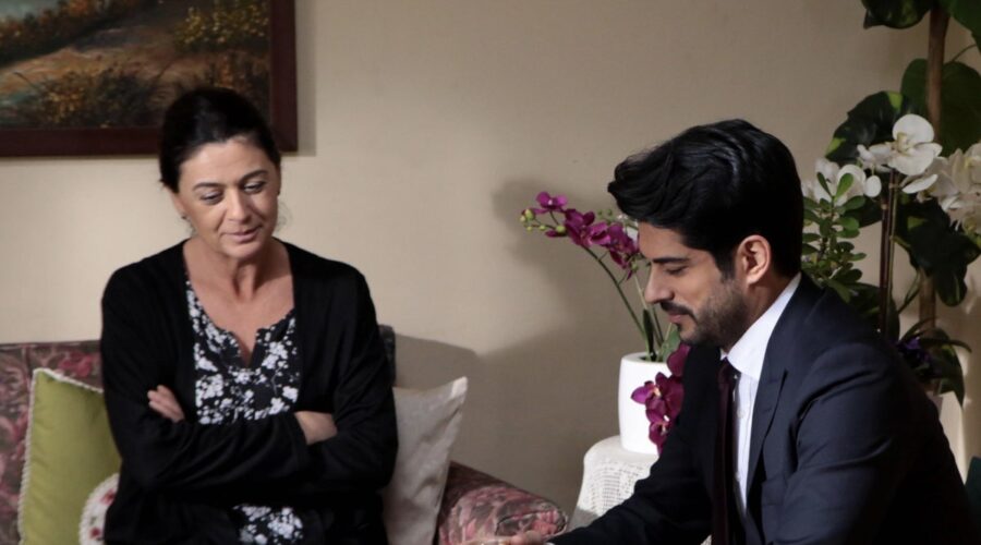 Da sinistra: Zeyno Eracar (Fehime) e Burak Özçivit (Kemal Soydere) in una scena di “Endless Love”. Credits: RTI Mediaset.