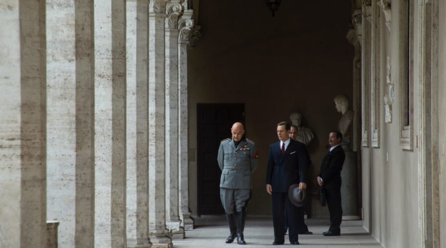 Da sinistra: Fortunato Cerlino (Benito Mussolini) e Stefano Accorsi (Guglielmo Marconi) in una scena di “Marconi - L’uomo che ha connesso il mondo”. Credits: Rai.