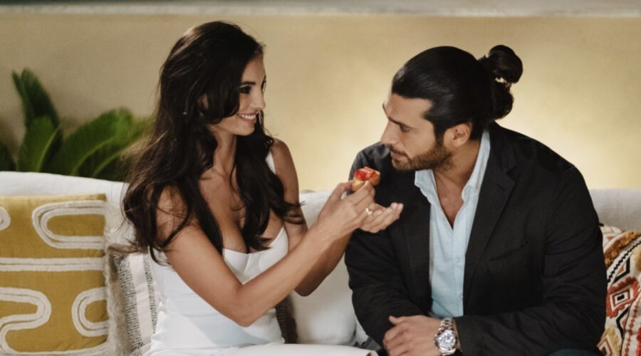 Da sinistra: Francesca Chillemi (Viola) e Can Yaman (Demir) in una scena di “Viola come il mare 2”. Credits: RTI Mediaset/Lux Vide.