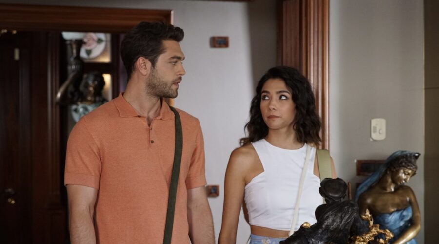 Da sinistra: Furkan Andic (Demir) e Aybüke Pusat (Selin) in una scena di “Everywhere I Go - Coincidenze d'amore”. Credits: Mediaset Infinity.