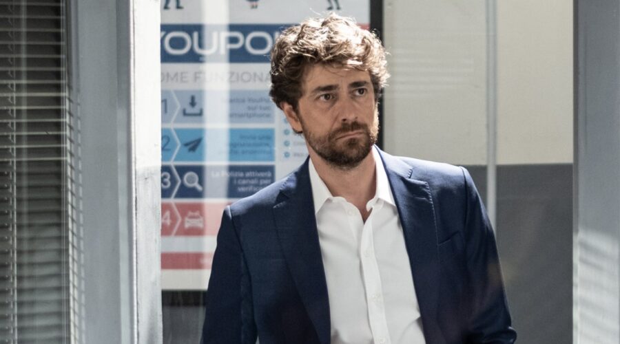 Giovanni Scifoni (PM Matteo Ferrara) in una scena di “Viola come il mare 2