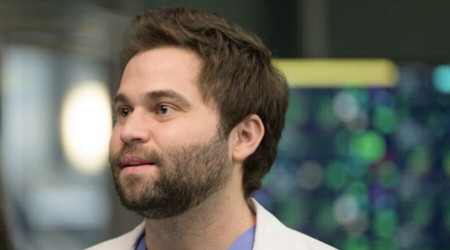 Jake Borelli interpreta Levi Schmitt in “Grey's Anatomy”. Credits: Disney+.