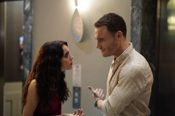 Da sinistra: Hafsanur Sancaktutan (Leyla) e Kerem Bürsin (Ates Arcali) in una scena di “If You Love”. Credits: Mediaset Infinity.