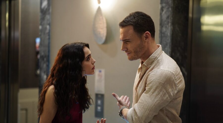 Da sinistra: Hafsanur Sancaktutan (Leyla) e Kerem Bürsin (Ates Arcali) in una scena di “If You Love”. Credits: Mediaset Infinity.