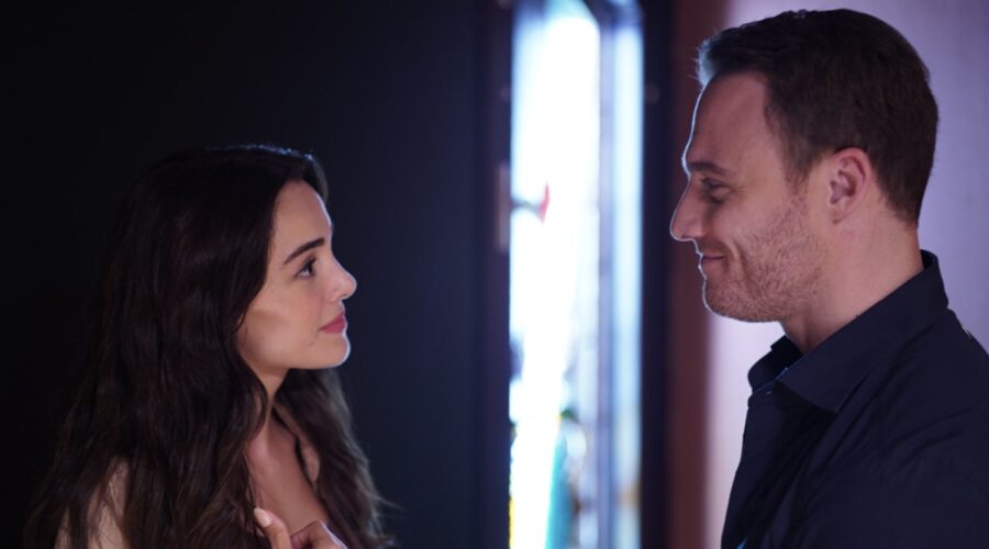 Da sinistra: Hafsanur Sancaktutan (Leyla) e Kerem Bürsin (Ates Arcali) in una scena di “If You Love”. Credits: Mediaset Infinity.