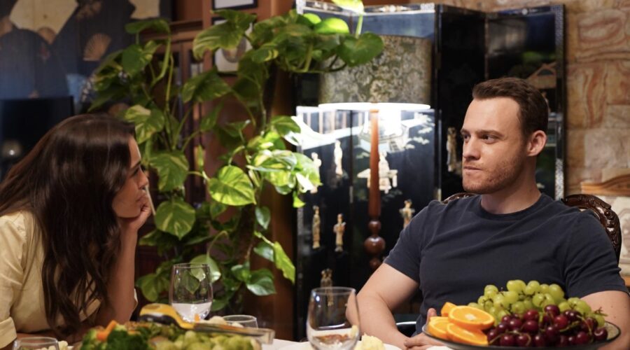 Kerem Bürsin (Ates Arcali) in una scena di “If You Love”. Credits: Mediaset Infinity.