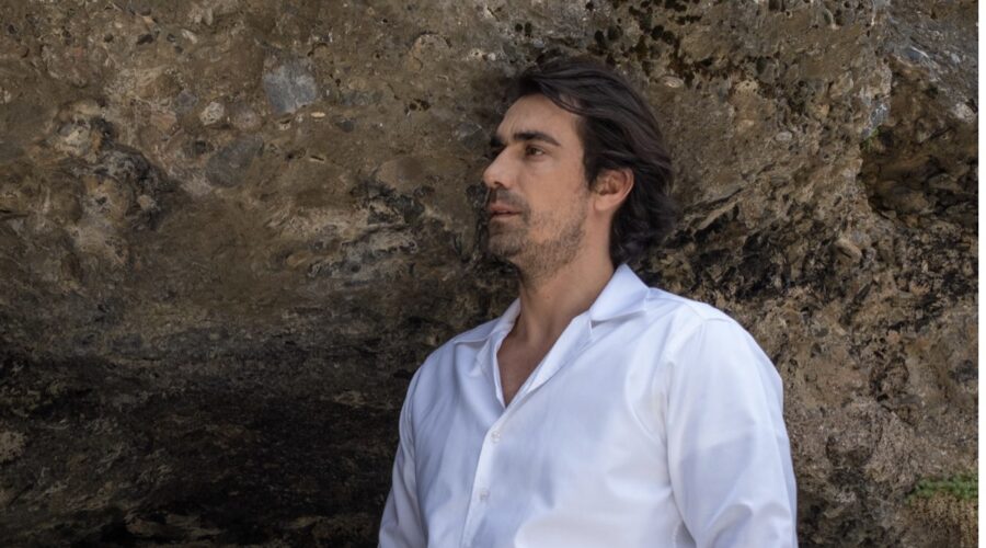 İbrahim Çelikkol (Hakan Gümüşoğlu) in una scena di “Terra Amara”. Credits: RTI Mediaset.