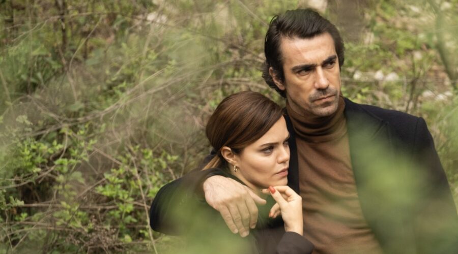 Da sinistra: Hilal Altinbilek (Züleyha) e İbrahim Çelikkol (Hakan Gümüşoğlu) in una scena di “Terra Amara”. Credits: RTI Mediaset.