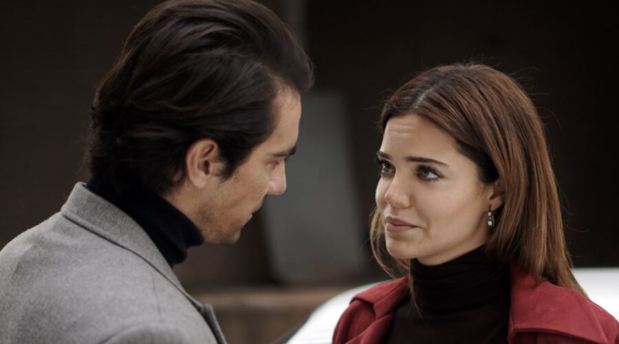 Da sinistra: İbrahim Çelikkol (Hakan Gümüşoğlu) e Hilal Altinbilek (Züleyha) in una scena di “Terra Amara”. Credits: RTI Mediaset.