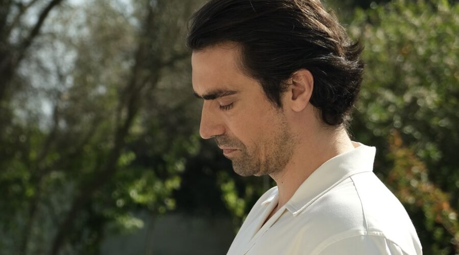 İbrahim Çelikkol (Hakan Gümüşoğlu) in una scena di “Terra Amara”. Credits: RTI Mediaset.