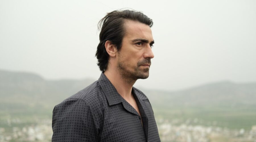 İbrahim Çelikkol (Hakan Gümüşoğlu) in una scena di “Terra Amara”. Credits: RTI Mediaset.