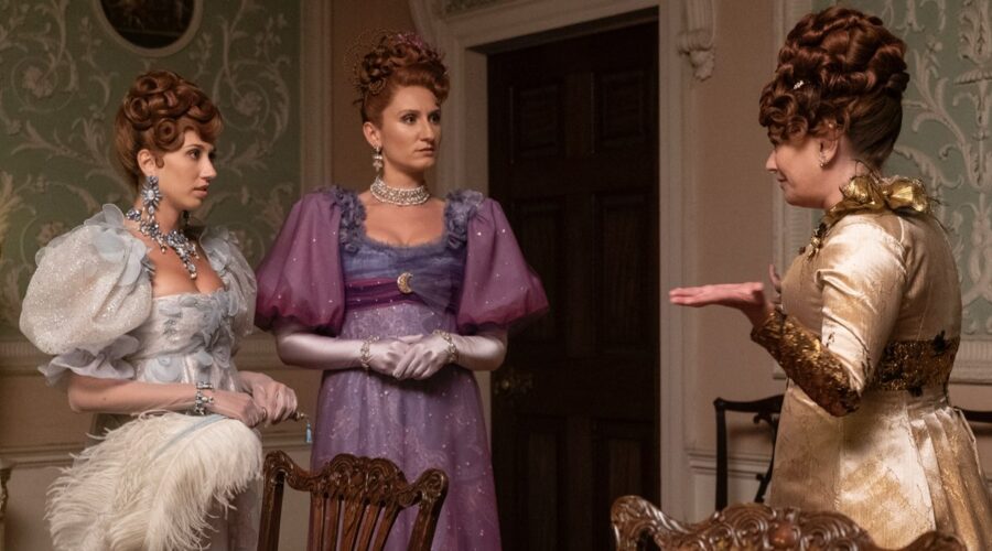 Da sinistra: Harriet Cains (Philipa Featherington), Bessie Carter (Prudence Featherington) e Polly Walker (Lady Portia Featherington) in una scena dell’episodio 2 di “Bridgerton 3”. Credits: Liam Daniel/Netflix © 2024.