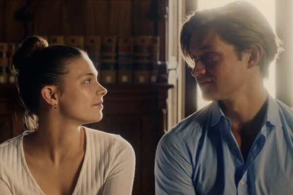 Da sinistra: Harriet Herbig-Matten (Ruby) e Damian Hardung (James) in una scena di “Maxton Hall” Credits: Prime Video.