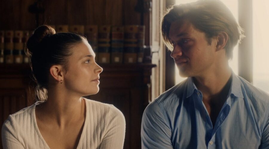 Da sinistra: Harriet Herbig-Matten (Ruby) e Damian Hardung (James) in una scena di “Maxton Hall” Credits: Prime Video.