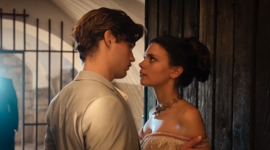 Da sinistra: Harriet Herbig-Matten (Ruby) e Damian Hardung (James) in una scena di “Maxton Hall” Credits: Stepahn Rabold/Prime Video