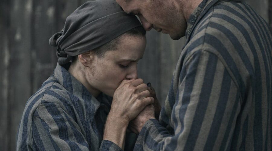 Da sinistra: Hanna Prochniak e Jonah Hauer-King in una scena de “Il tatuatore di Auschwitz”. Credits: Sky.