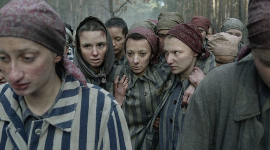 Una scena de “Il tatuatore di Auschwitz“. Credits: Sky.