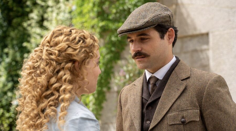 Da sinistra: Ana Garces (Jana Exposito) e Arturo Sancho (Manuel Luján) in una scena de “La Promessa”. Credits: RTI Mediaset.