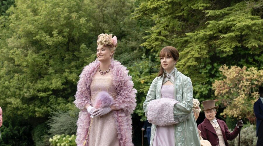 Da sinistra: Jessica Madsen (Cressida Cowper) e Claudia Jessie (Eloise Bridgerton) nell'episodio 2 di “Bridgerton 3”. Credits: Liam Daniel/Netflix © 2024.