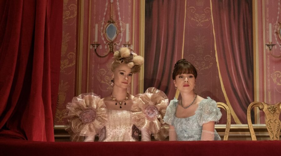 Da sinistra: Jessica Madsen (Cressida Cowper) e Claudia Jessie (Eloise Bridgerton) nell'episodio 4 di “Bridgerton 3”. Credits: Liam Daniel/Netflix © 2024.