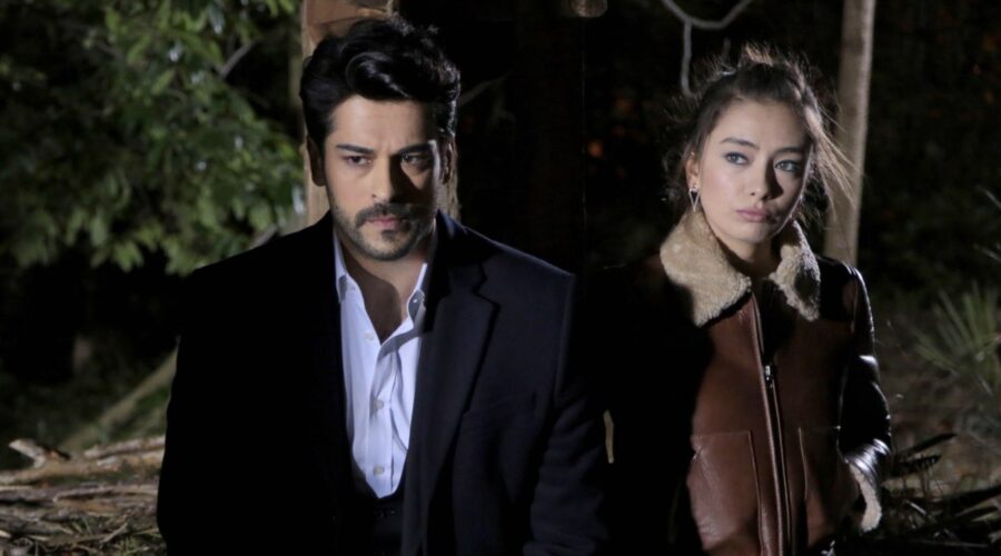 Da sinistra: Burak Özçivit (Kemal Soydere) e Neslihan Atagül (Nihan) in una scena di “Endless Love”. Credits: RTI Mediaset.