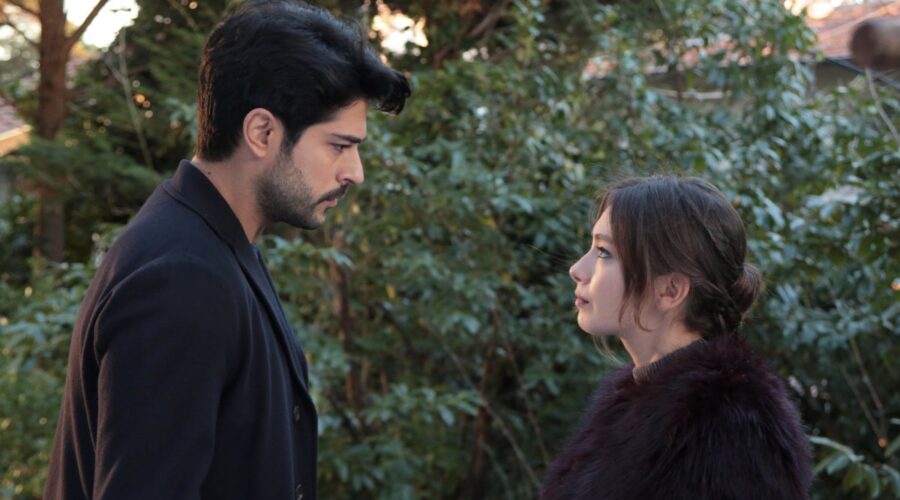 Da sinistra: Burak Özçivit (Kemal Soydere) e Neslihan Atagül (Nihan) in una scena di “Endless Love”. Credits: RTI Mediaset.