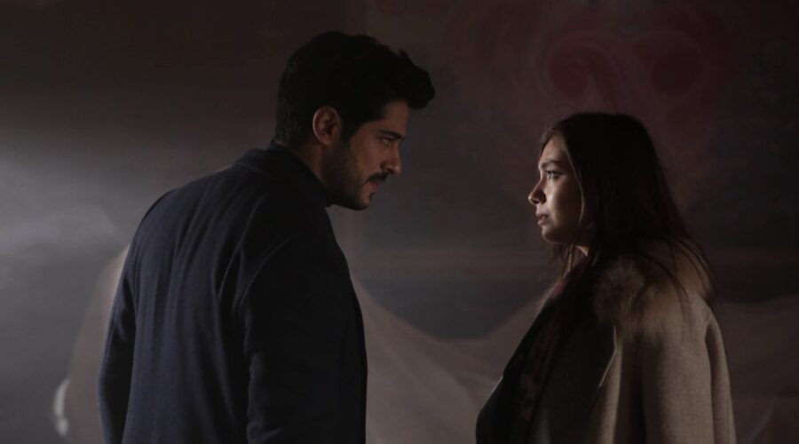 Da sinistra: Burak Özçivit (Kemal Soydere) e Neslihan Atagül (Nihan Sezin) in una scena di “Endless Love”. Credits: RTI Mediaset.