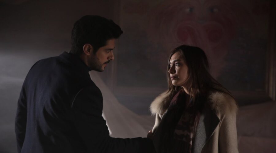 Da sinistra: Burak Özçivit (Kemal Soydere) e Neslihan Atagül (Nihan Sezin) in una scena di “Endless Love”. Credits: RTI Mediaset.