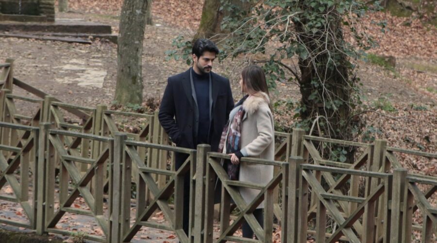 Da sinistra: Burak Özçivit (Kemal Soydere) e Neslihan Atagül (Nihan Sezin) in una scena di “Endless Love”. Credits: RTI Mediaset.
