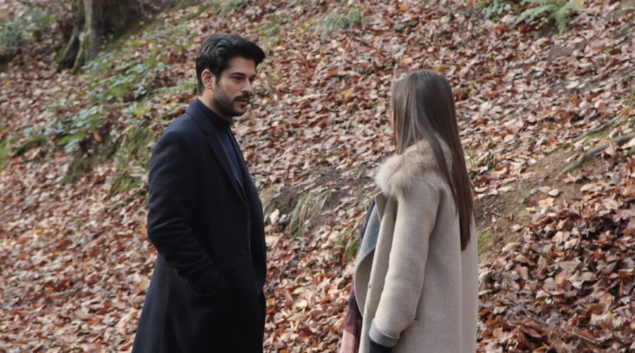 Da sinistra: Burak Özçivit (Kemal Soydere) e Neslihan Atagül (Nihan Sezin) in una scena di “Endless Love”. Credits: RTI Mediaset.