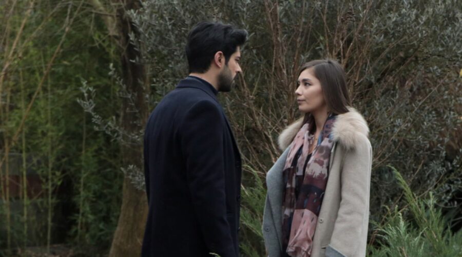 Da sinistra: Burak Özçivit (Kemal Soydere) e Neslihan Atagül (Nihan Sezin) in una scena di “Endless Love”. Credits: RTI Mediaset.