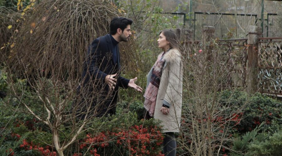 Da sinistra: Burak Özçivit (Kemal Soydere) e Neslihan Atagül (Nihan Sezin) in una scena di “Endless Love”. Credits: RTI Mediaset.